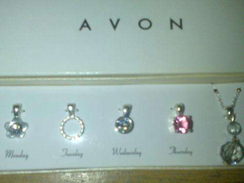 Stunning Avon Necklace and charm set!