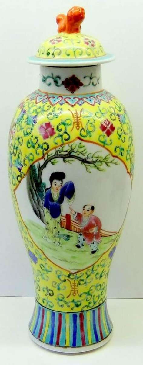 LOVELY LIDDED CHINESE VASE