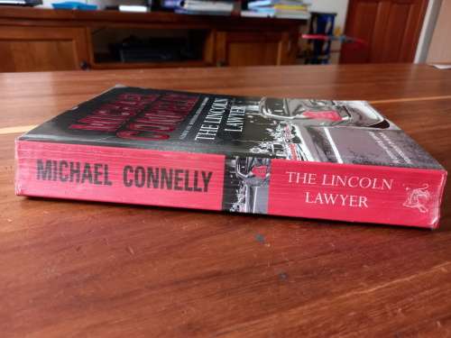 The Lincoln Lawyer (Mickey Haller #1) by Michael Connelly - Large Softcover