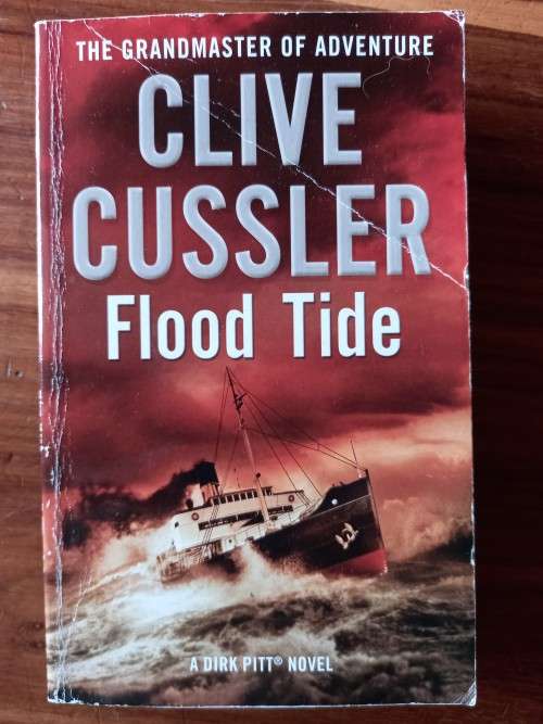 Flood Tide (Dirk Pitt #14) by Clive Cussler