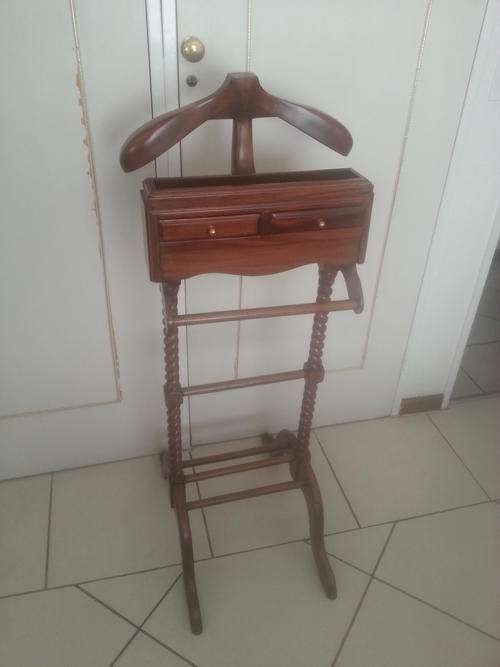 Silent butler in good condition, made of wood with 2 drawers included