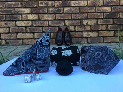 Formal paisley necktie grey set