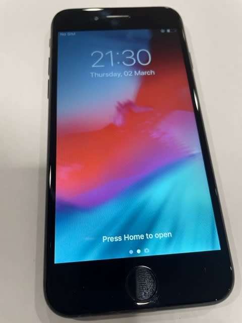iPhone 7 128GB Excellent Condition (In original box)