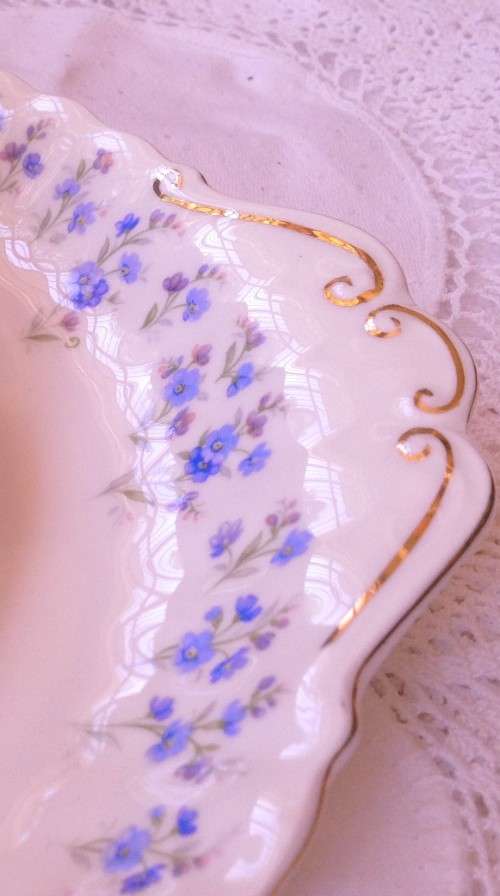 ROYAL ALBERT MEMORY LANE LARGE CAKE