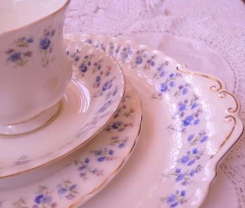 ROYAL ALBERT MEMORY LANE LARGE CAKE