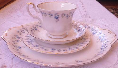 ROYAL ALBERT MEMORY LANE LARGE CAKE