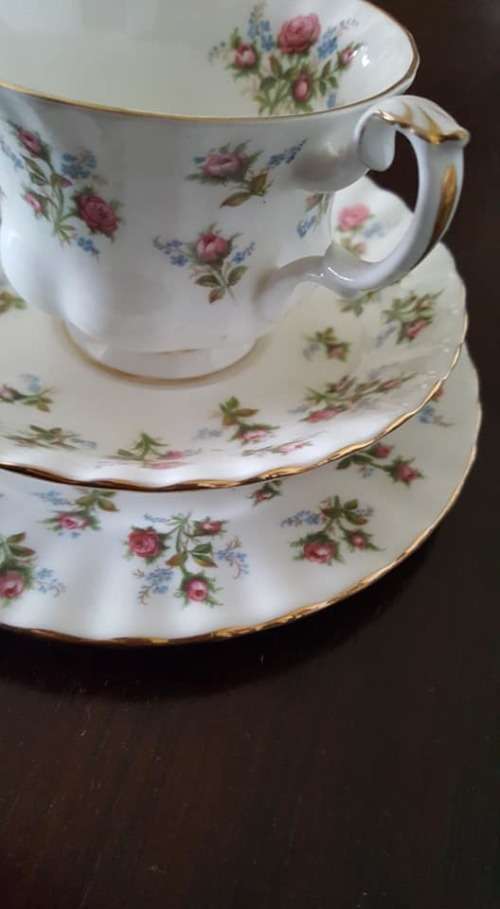 ROYAL ALBERT  WINSOME CHIPPED