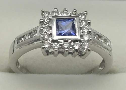 18ct White Gold, Blue Sapphire and Diamond Ring ( Val. Certificate R34 680 )