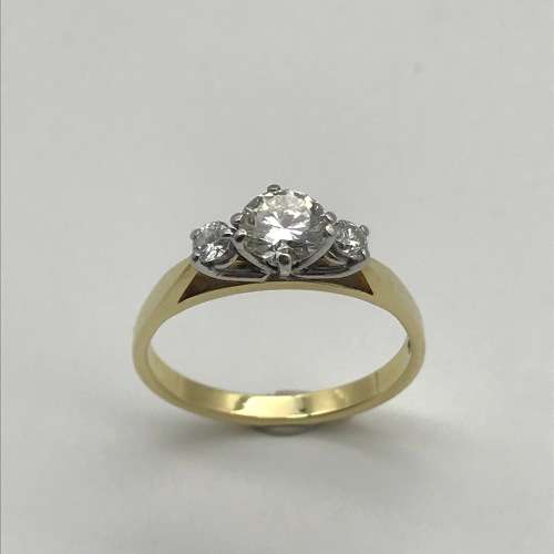 Stunning18ct Gold and Diamond Ring ( V. R88 430 )