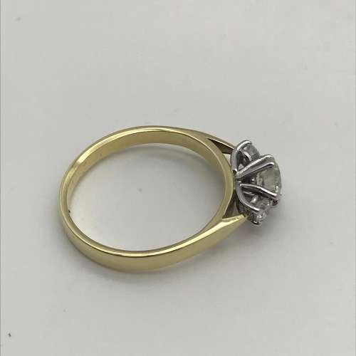 Stunning18ct Gold and Diamond Ring ( V. R88 430 )