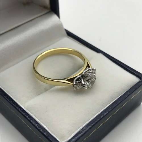 Stunning18ct Gold and Diamond Ring ( V. R88 430 )