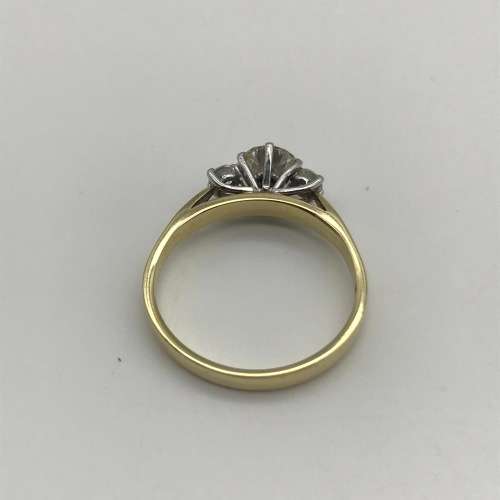 Stunning18ct Gold and Diamond Ring ( V. R88 430 )