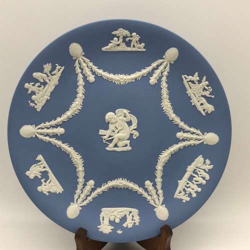 Attractive Wedgwood `Cherubs` Cabinet Plate