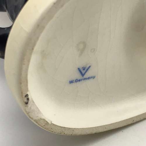 Cute Hummel `Begging His Share` Figurine (9)