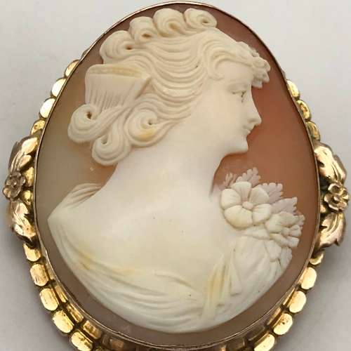 Beautiful Vintage Cameo Brooch or Pendant