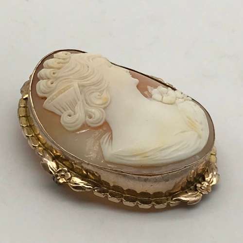 Beautiful Vintage Cameo Brooch or Pendant