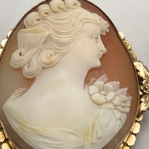 Beautiful Vintage Cameo Brooch or Pendant