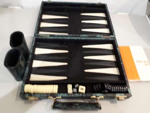 BACKGAMMON SET IN LEATHER CASE(VERY GOOD CONDITION LOOKS NEW)