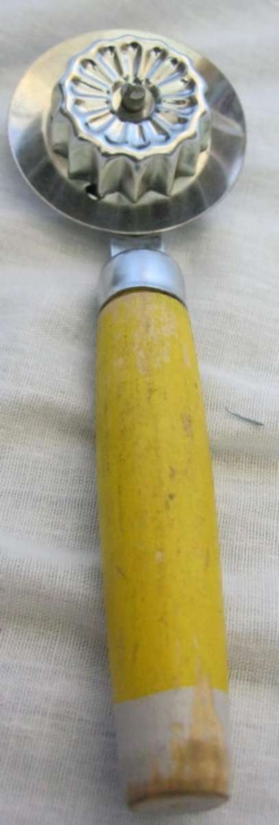 VINTAGE YELLOW AND WHITE HANDLE NUTBROWN ENGLAND CUTTER
