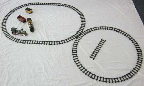 EXPRESS TRAINS - 4 PIECES WITH TRACKS - BATTERY OPERATED