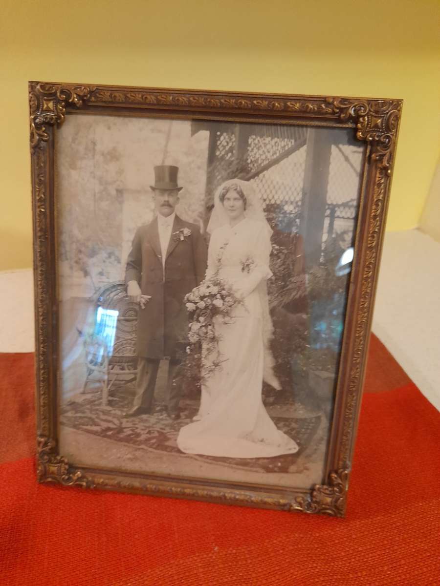 GILT METAL PHOTOFRAME