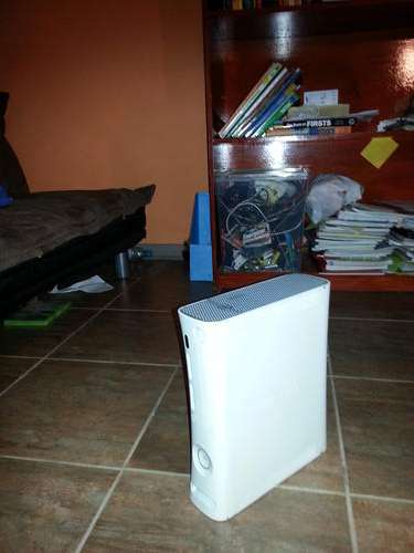 Xbox 360 white (No controllers)