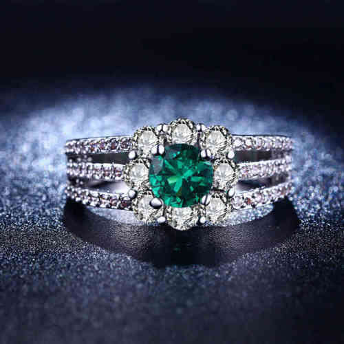 Amazing 1,38ct White Gold Filled Ring With 54 Simulated Diamonds and Beautiful Emerald Size 7 US