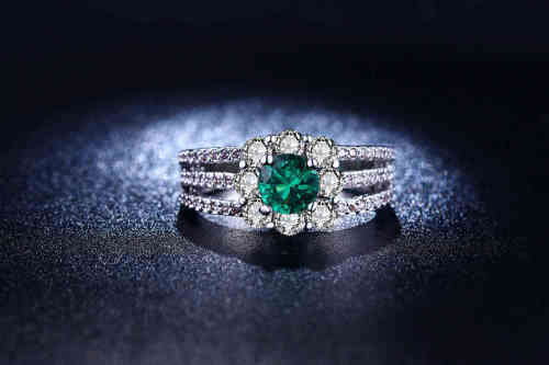 Amazing 1,38ct White Gold Filled Ring With 54 Simulated Diamonds and Beautiful Emerald Size 7 US