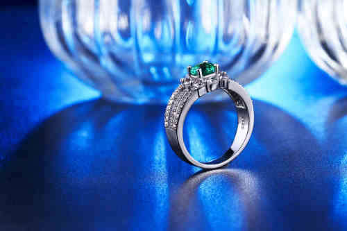 Amazing 1,38ct White Gold Filled Ring With 54 Simulated Diamonds and Beautiful Emerald Size 7 US