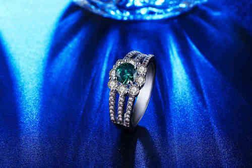Amazing 1,38ct White Gold Filled Ring With 54 Simulated Diamonds and Beautiful Emerald Size 7 US