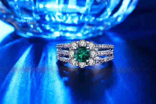 Amazing 1,38ct White Gold Filled Ring With 54 Simulated Diamonds and Beautiful Emerald Size 7 US