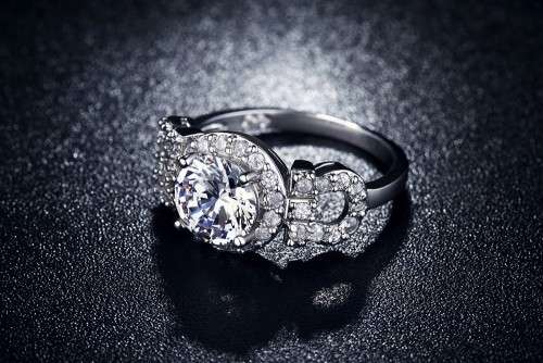 RAVISHING!! 2.00ct Simulated Diamond Ring Size 6 US