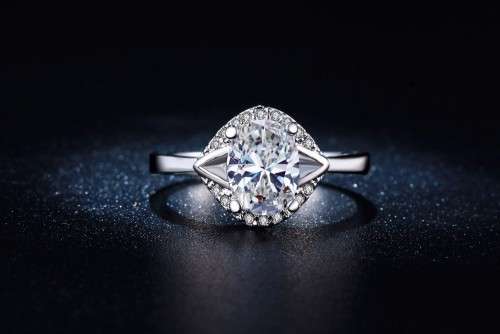 GORGEOUS!! 1.38ct Simulated Diamond Ring Size 7 US