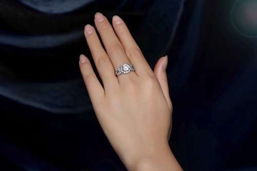 RAVISHING!! 2.00ct Simulated Diamond Ring Size 6 US