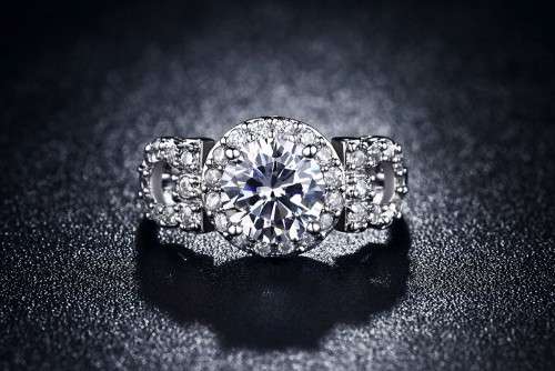 RAVISHING!! 2.00ct Simulated Diamond Ring Size 6 US