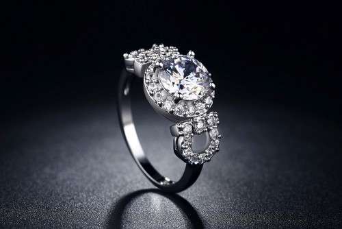 RAVISHING!! 2.00ct Simulated Diamond Ring Size 6 US