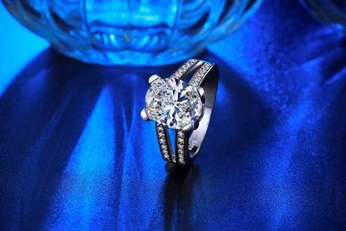 GORGEOUS!! White Gold Filled Ring With 25 2.00ct Handcrafted Simulated Diamonds Size 7 US