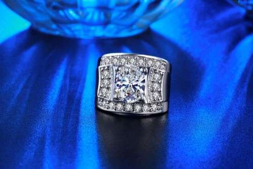 EXCELLENT!!  White Gold Filled Ring With 21 2ct Simulated Diamonds Size 7 US