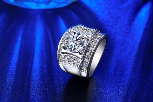 EXCELLENT!!  White Gold Filled Ring With 21 2ct Simulated Diamonds Size 7 US