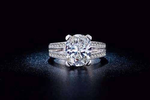 GORGEOUS!! White Gold Filled Ring With 25 2.00ct Handcrafted Simulated Diamonds Size 7 US