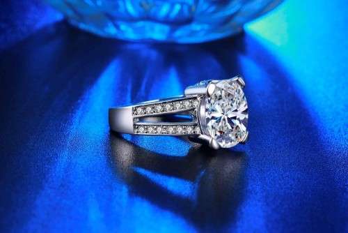 GORGEOUS!! White Gold Filled Ring With 25 2.00ct Handcrafted Simulated Diamonds Size 7 US