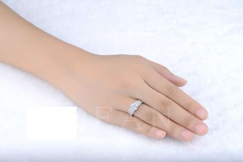 EXCELLENT!!  White Gold Filled Ring with 43 2ct Simulated Diamonds Size 6; 7; 8 US