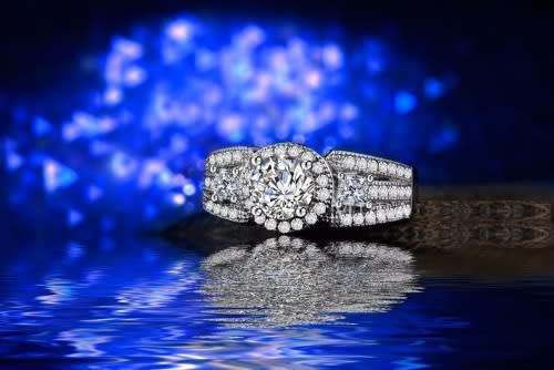 AMAZING!! !! Ring With Simulated Diamonds Size 6 US