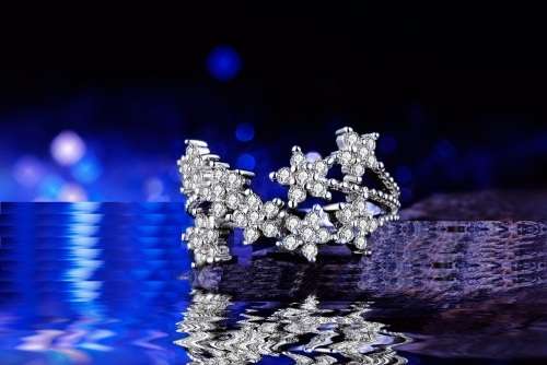 SUPERB! Star Ring With 1,25ct  Simulated Diamonds Size  6; 7; 8 US