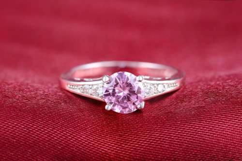 FANTASTIC! Ring With 6 Simulated White Diamonds And 1 Pink Diamond Size 6 US