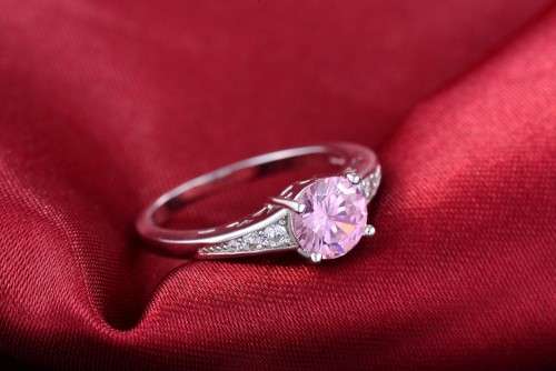 FANTASTIC! Ring With 6 Simulated White Diamonds And 1 Pink Diamond Size 6 US