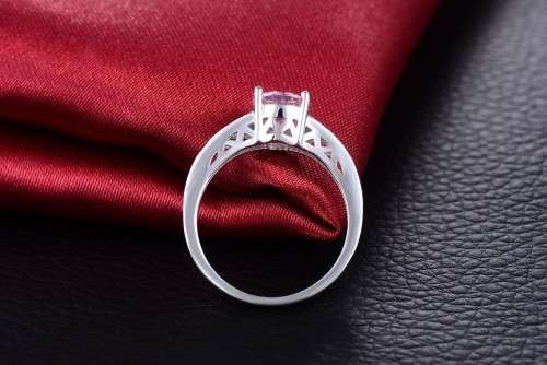 FANTASTIC! Ring With 6 Simulated White Diamonds And 1 Pink Diamond Size 6 US