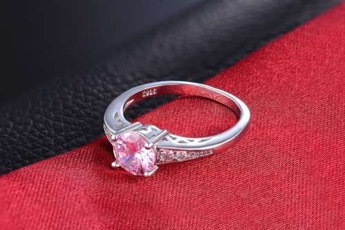 FANTASTIC! Ring With 6 Simulated White Diamonds And 1 Pink Diamond Size 6 US