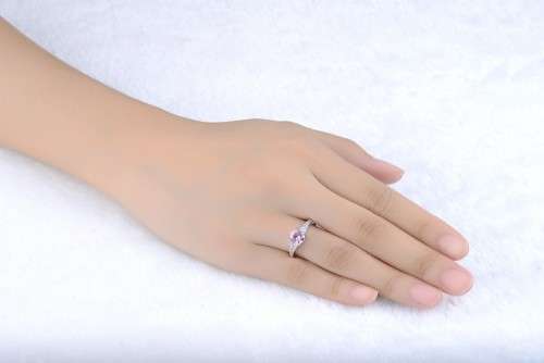 FANTASTIC! Ring With 6 Simulated White Diamonds And 1 Pink Diamond Size 6 US