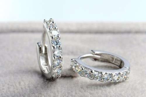 TERRIFIC! ! Hoop Earrings With 7 Simulated Diamonds